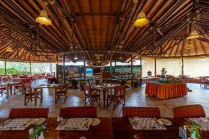 アンボセリにあるSentrim Amboseli Lodgeの大きな天井のレストラン(テーブル、椅子付)