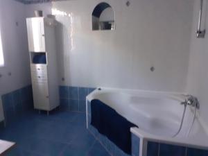W łazience znajduje się wanna i umywalka. w obiekcie La maison d'Augusta w mieście Saint-Martin-de-Coux