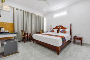 1 dormitorio con 1 cama grande en una habitación en FabHotel Umrao Haveli with Pool, en Jaipur
