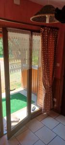 Bazén v ubytování chalet du cypres nebo v jeho okolí