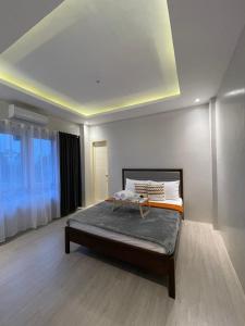 um quarto com uma cama num quarto em Puerto Galera Seascape by Aussie Staycation em Puerto Galera