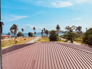 um telhado vermelho com palmeiras e uma estrada em Puerto Galera Seascape by Aussie Staycation em Puerto Galera