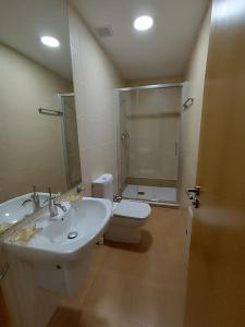 y baño con lavabo, aseo y ducha. en At Home Realejo, en Granada