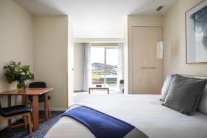 Postel nebo postele na pokoji v ubytování Peppers Seaport Launceston