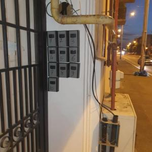 un edificio con una caja eléctrica al lado de una calle en Cazare - Accommodation, en Bucarest