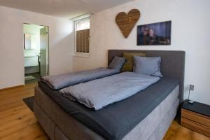 1 cama grande en una habitación con en Wohnung Pulverturm en Appenzell