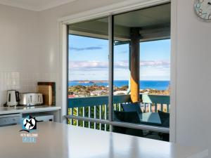 een keuken met een balkon met uitzicht op de oceaan bij Beautiful Sea & Lake Views - Sleeps 12! in Encounter Bay