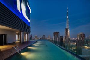 Bazén v ubytování 2 BR Superior Apartment in Midtown, Burj Khalifa View nebo v jeho okolí