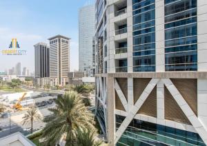 - une vue sur une ville avec de grands bâtiments dans l'établissement Two Bedroom Apartment in Dubai Marina Hosted by Desert City Stays, à Dubaï