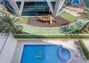 - une vue sur la piscine située dans un bâtiment dans l'établissement Two Bedroom Apartment in Dubai Marina Hosted by Desert City Stays, à Dubaï