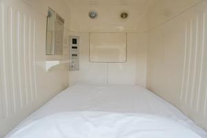 Postel nebo postele na pokoji v ubytování Men Only Capsule Room & Sauna, Bathhouse, gim 男性専用サウナ&カプセル Minami Gakugeidai
