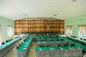 una grande stanza piena di tavoli e sedie di Acacia Resort Wote-Makueni by Nest & Nomad a Wote