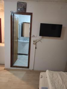 W łazience znajduje się lustro, umywalka i lustro. w obiekcie Apartmani Konta w mieście Livno