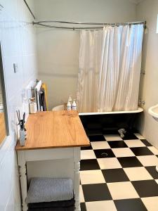 y baño con lavabo, aseo y ducha. en Ronald's Roost farmstay Kangaroo Island en Wisanger