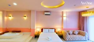 سرير أو أسرّة في غرفة في As ONE Hotel Biên Hòa