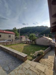 uma vista para um pátio com uma passagem de pedra em Primoula Grammou 1450 em Nea Kotili