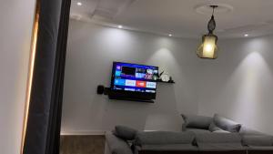a living room with a couch and a flat screen tv at تذكار in Qal'at Bishah