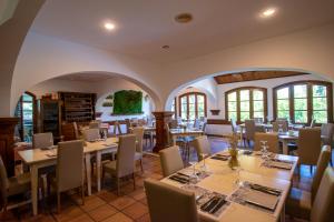 a restaurant with tables and chairs and windows at Hotel del Carmen in Prado del Rey