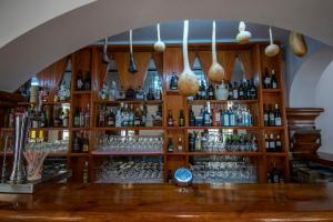 eine Bar mit vielen Flaschen Alkohol in der Unterkunft Hotel del Carmen in Prado del Rey