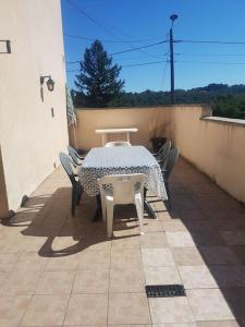 ein Tisch und Stühle auf einer Terrasse in der Unterkunft Maison 3 chambres in La Frugerie