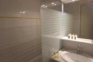 ヴァル・トランスにあるAltineige Appartements VTIのバスルーム(洗面台、鏡付)