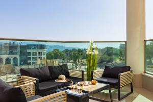 エイラットにあるYalaRent Golf Residence 3BR apt in luxury complex with poolのソファ2つとテーブルのあるリビングルーム