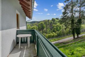 balcone con tavolo sul lato di un edificio di Pension Maximilian a Gamlitz