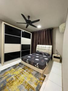 - une chambre avec un lit et un ventilateur de plafond dans l'établissement Harmoni Homes Vista Alam, à Shah Alam