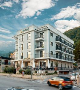Nespecifikovaný výhled na hory nebo výhled na hory při pohledu z hotelu
