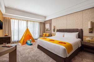 1 dormitorio con 1 cama grande y 1 tienda de campaña en Midtown Shangri-La, Hangzhou - around 5 minutes walking distance to West Lake, en Hangzhou