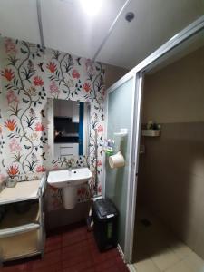 Bathroom sa 1809 Sunvida Tower Condo across SM City Cebu