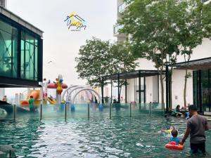 Kolam renang di atau dekat dengan The Shore Residences 6-10pax/TV videoGame