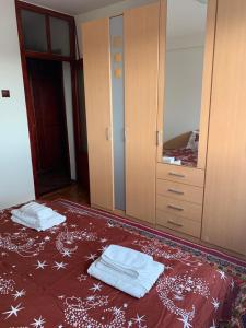 a bedroom with a bed with a mirror and towels at Flat 4you & WI-FI in Arad