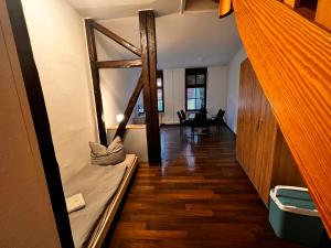 舍納貝克的住宿－Mitten im Herzen，客房设有双层床和走廊。