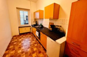 uma cozinha com armários laranja e uma bancada em Mitten im Herzen em Schönebeck