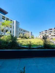 een uitzicht op een appartementencomplex met een park bij Dolce vita luxurious apartment in Umhlanga