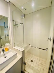biała łazienka z prysznicem i umywalką w obiekcie Dolce vita luxurious apartment w mieście Umhlanga