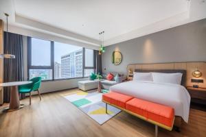 ein Schlafzimmer mit einem großen Bett und ein Wohnzimmer in der Unterkunft Holiday Inn Xi'an East, an IHG Hotel in Xi'an