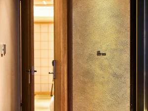 京都市にある枳殻の杜 Kikoku no moriの張り紙付きの扉