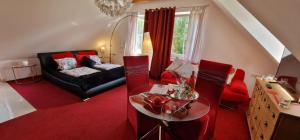 a living room with a couch and a table at Am alten Siel in Wilhelmshaven