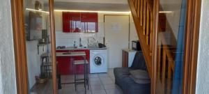 una pequeña cocina con lavadora y fregadero en CHARMANT DUPLEX 3ÈME ÉTAGE AVEC VUE IMPRENABLE, en Le Barcarès 3 fotos más