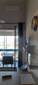 cocina con vistas a la sala de estar en CHARMANT DUPLEX 3ÈME ÉTAGE AVEC VUE IMPRENABLE, en Le Barcarès