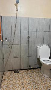 bagno con doccia e servizi igienici. di RON'S Guest House Berastagi Backpacker Rooms a Berastagi