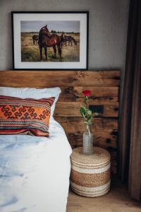 a bedroom with a bed and a vase with a horse picture at Hajé Nieuwegein in Nieuwegein