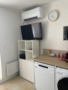 Kuchnia lub aneks kuchenny w obiekcie Joli Studio à Sanary-sur-Mer