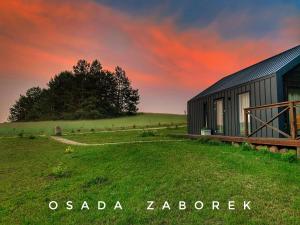 波德拉谢地区亚努夫Osada Zaborek的红天地里的谷仓