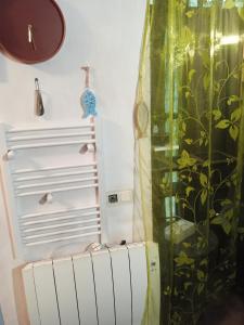 a shower with a fish tank in a room at BAJERA-LOFT NO COMFORTABLE CON LA VERJA EN LA ENTRADA,,NO LUJOSA,VIEJA,SIN REFORMA, Con cedula de habitabilidad preparada para alojamiento NO HOTEL NO HOSTAL NO APARTAMENTO el precio coincide con calidad y calificaciones TRATO FAMILIAR,COMO EN TU CASA in Pamplona