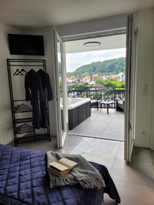 um quarto com uma cama e vista para uma varanda em Egge Resort 7b mit Whirpool u Sauna em Altenbeken
