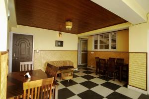 Restaurace v ubytování Hotel Hill Queen near Sherpa Gumba Darjeeling Mall 5 Min Couple Friendly