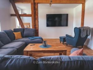 sala de estar con sofá y mesa en Wundervolle Ferienwohnung "Zum Borkenkäfer", en Elbingerode